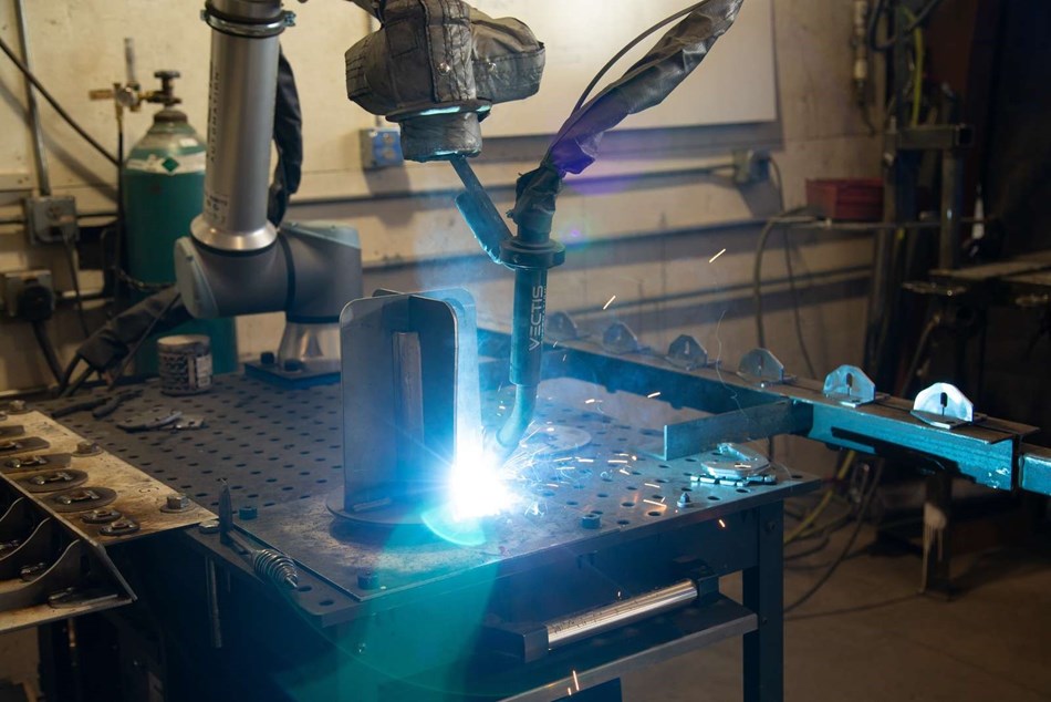 UR机器人在MT Solar工厂中焊接小零件