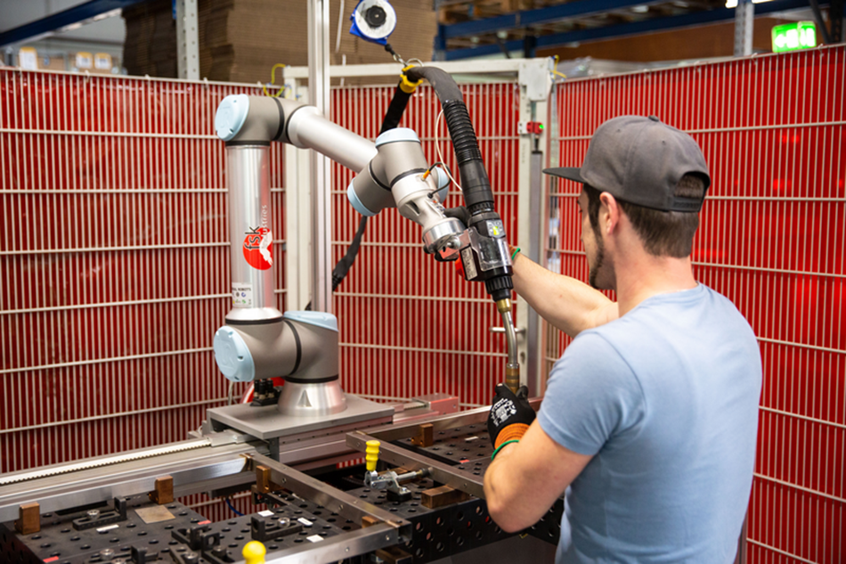 优傲协作式机器人协助进行焊接操作