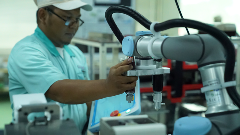 UR3协作机器人在印度尼西亚工厂执行钎焊任务