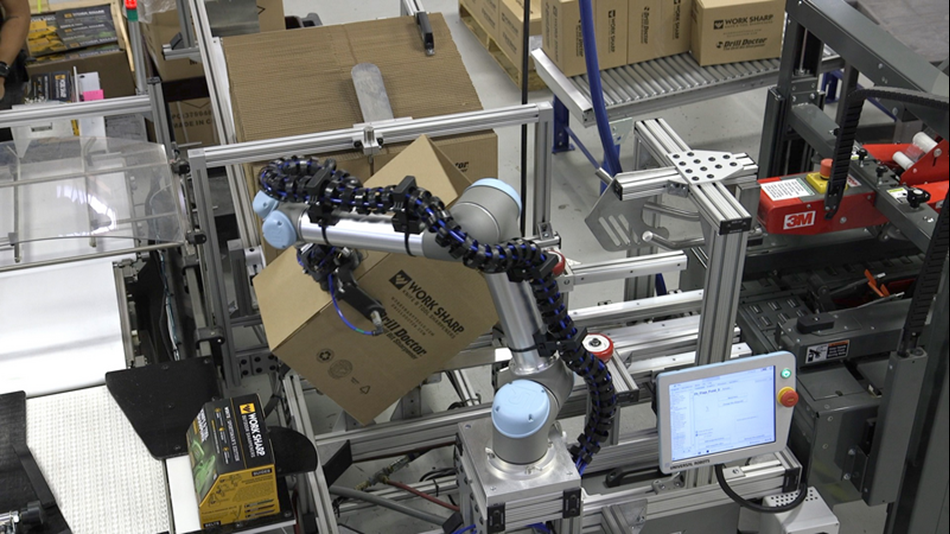 装配线机器人在生产线中处理装箱工序