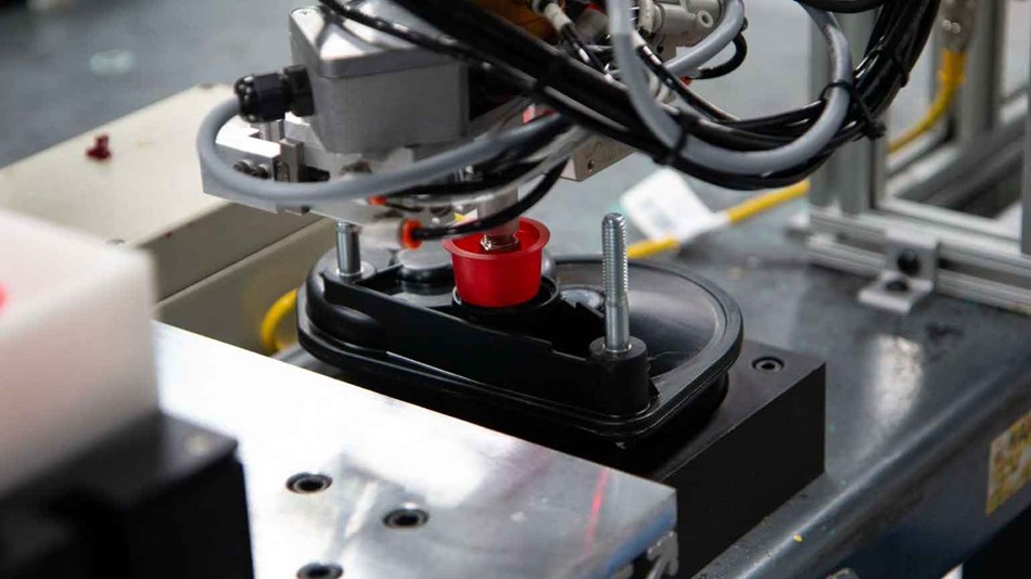 The cobot places the gearbox in a grease dispenser