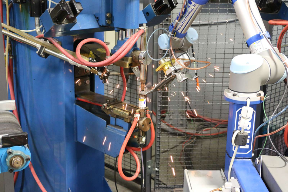UR协作机器人正在处理焊接任务