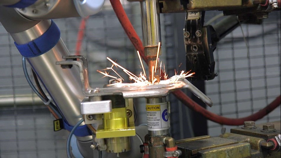 UR工业机器人在执行焊接任务