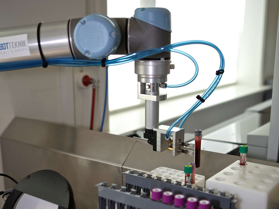 工业机器人在医学实验室用于血液样品处理