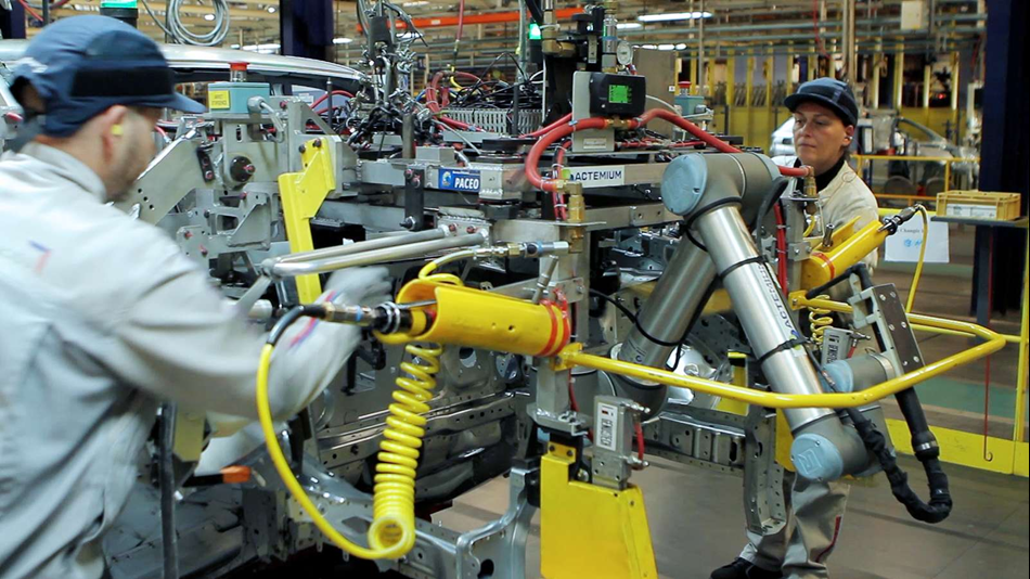 协作机器人与工人实现协作