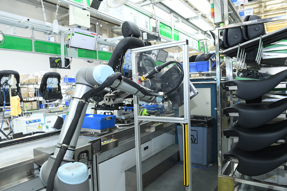 李尔公司使用优傲机器人对汽车座椅完成钻孔操作