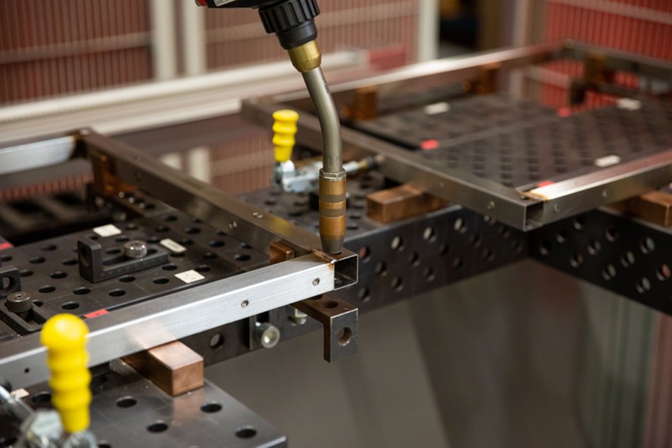 优傲协作式机器人在装配线上进行激光焊接操作